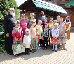 Семья помогает семье