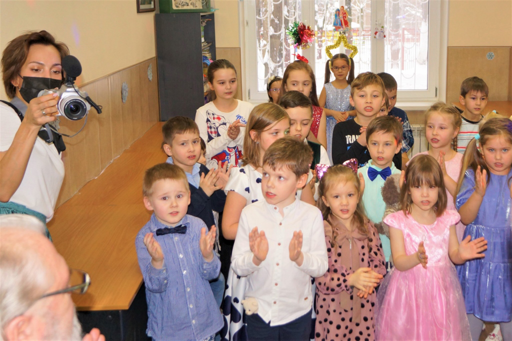 Полна горница гостей