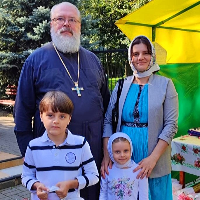 Семья помогает семье